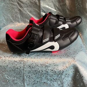 Size 45/ US size 11.  Black and Red Peloton shoes.